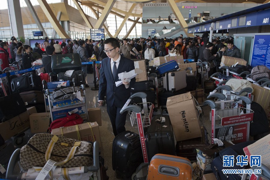 昆明長水機(jī)場近萬人滯留 沖突不斷