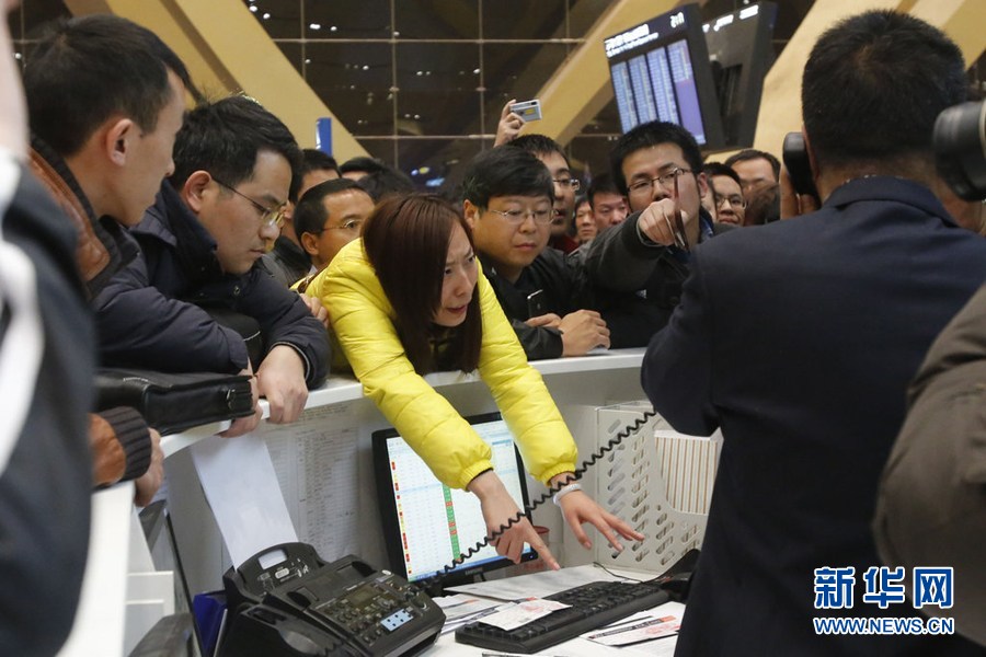 昆明長水機場近萬人滯留 沖突不斷