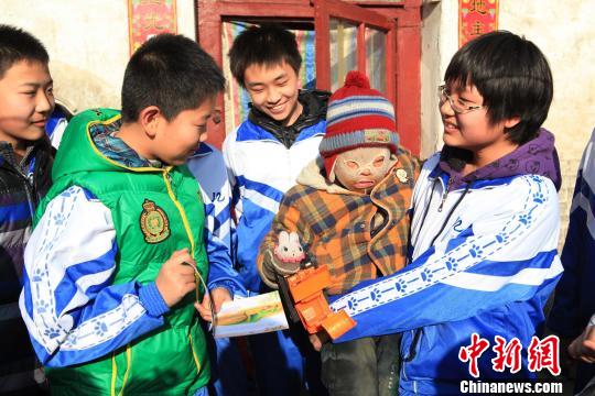 搶票催婚壓歲錢“紅色炸彈” 過年回鄉不堪重負