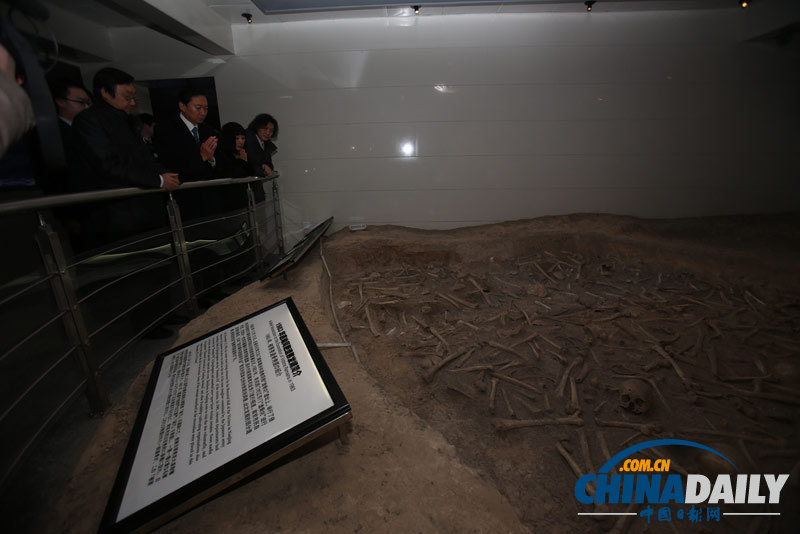 日前首相鳩山由紀夫參觀南京大屠殺紀念館