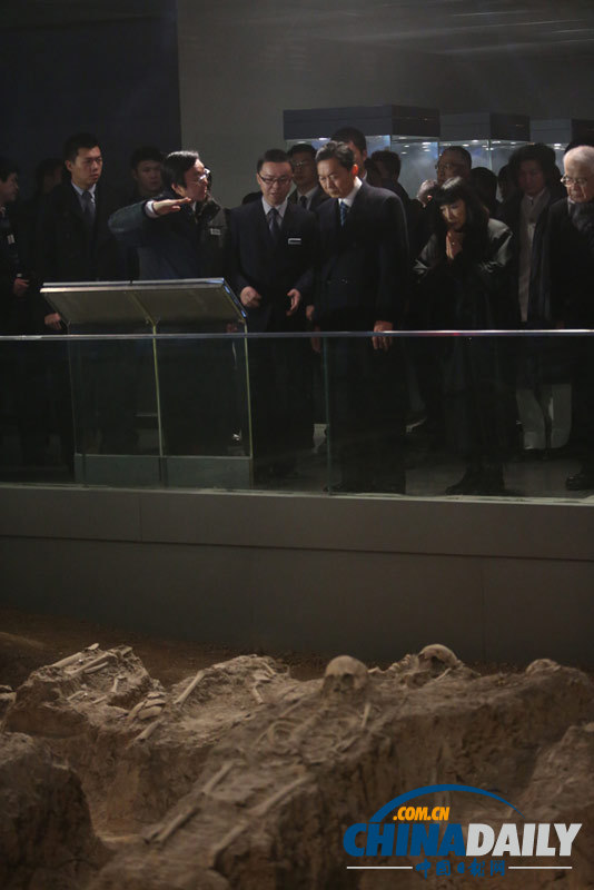 日前首相鳩山由紀(jì)夫參觀南京大屠殺紀(jì)念館