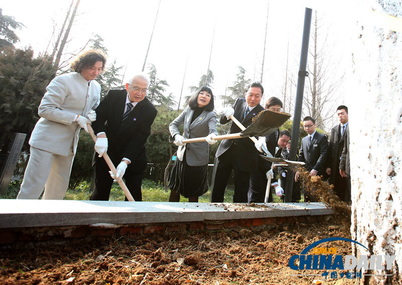日前首相鳩山由紀(jì)夫參觀南京大屠殺紀(jì)念館