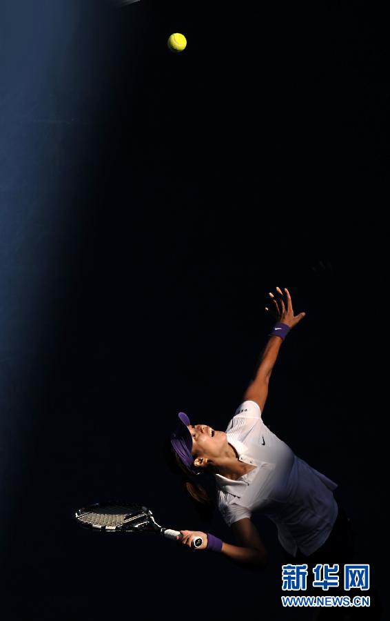 李娜2-0橫掃對(duì)手晉級(jí)澳網(wǎng)八強(qiáng) 心情大好笑對(duì)記者