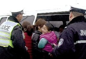 幼兒園長駕僅8座黑校車塞進(jìn)27個孩子(圖)