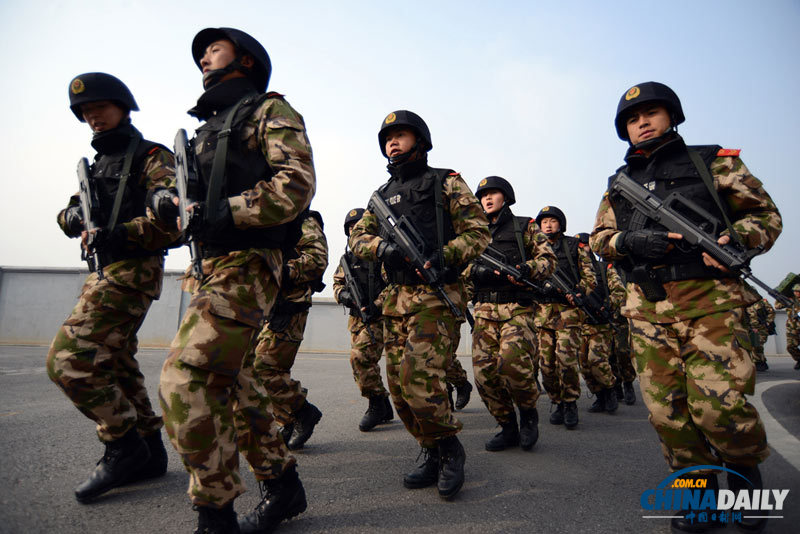 南京：武警特戰精英綜合演練“護航”春運