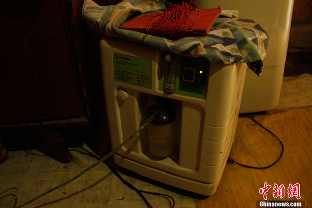 父母為癱瘓兒子自制呼吸機 手捏呼吸球5年不輟