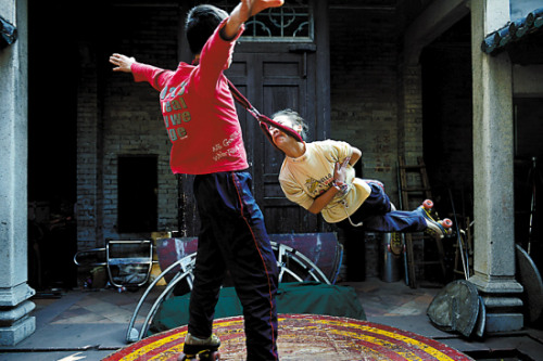 雜技團里的兒童:早6點練功 進團4年可發工資(圖)