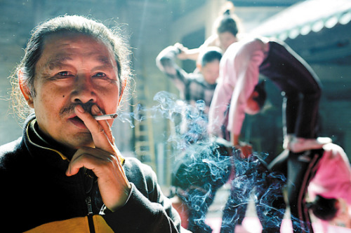 雜技團里的兒童:早6點練功 進團4年可發工資(圖)