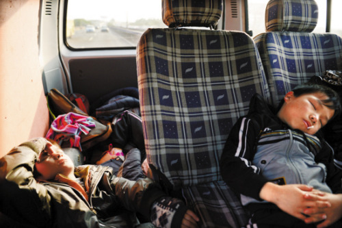 雜技團里的兒童:早6點練功 進團4年可發(fā)工資(圖)