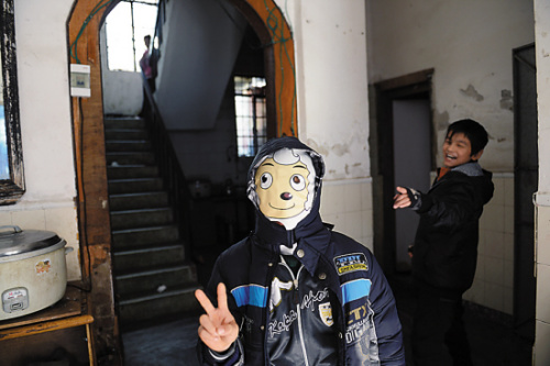 雜技團里的兒童:早6點練功 進團4年可發(fā)工資(圖)