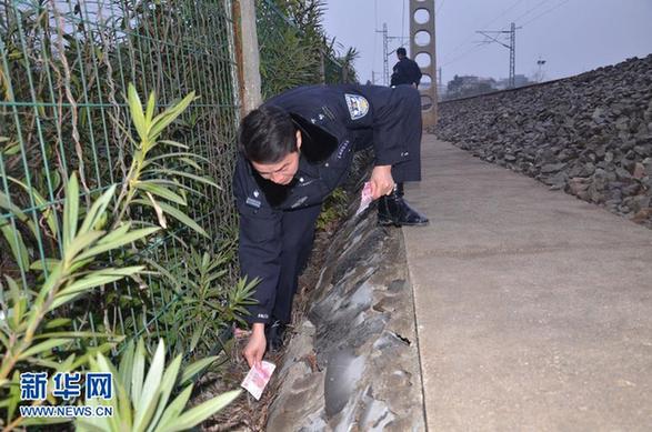 務工者萬元現金掉入列車便池散落鐵軌 民警冒雨沿路撿回