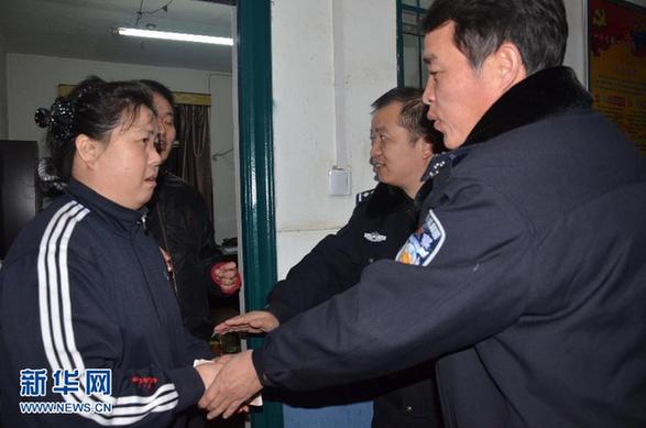 務工者萬元現(xiàn)金掉入列車便池散落鐵軌 民警冒雨沿路撿回