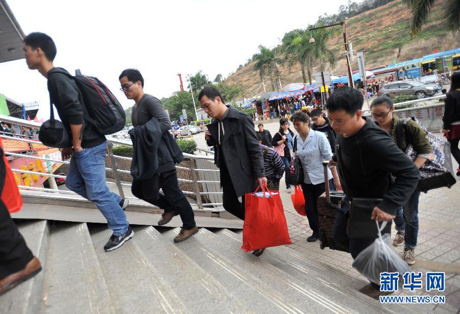 春節(jié)臨近 全國多地迎來節(jié)前春運客流高峰