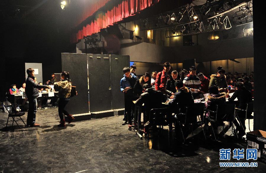 北京電影學(xué)院考試進(jìn)行時 天生麗質(zhì)或是搞怪搶鏡