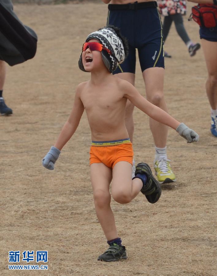 只穿內(nèi)衣褲 北京又現(xiàn)“光豬跑”