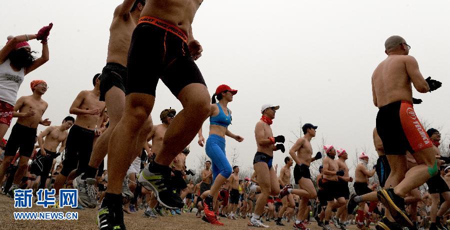 只穿內(nèi)衣褲 北京又現(xiàn)“光豬跑”