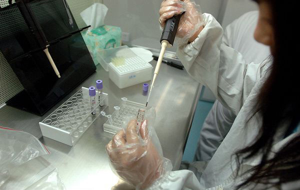 婚姻脆弱催熱親子鑒定 滴血認(rèn)親一再上演