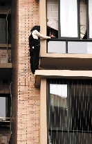 懷雙胞胎的準媽媽持刀跳樓 民警8秒拉回三條人命