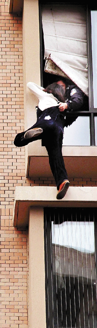 懷雙胞胎的準媽媽持刀跳樓 民警8秒拉回三條人命