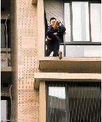 懷雙胞胎的準媽媽持刀跳樓 民警8秒拉回三條人命