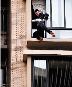 懷雙胞胎的準媽媽持刀跳樓 民警8秒拉回三條人命