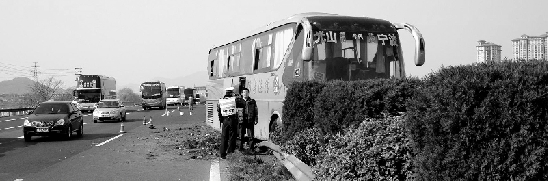 一把抓住方向盤踩下剎車 不會開車的乘客救了全車人