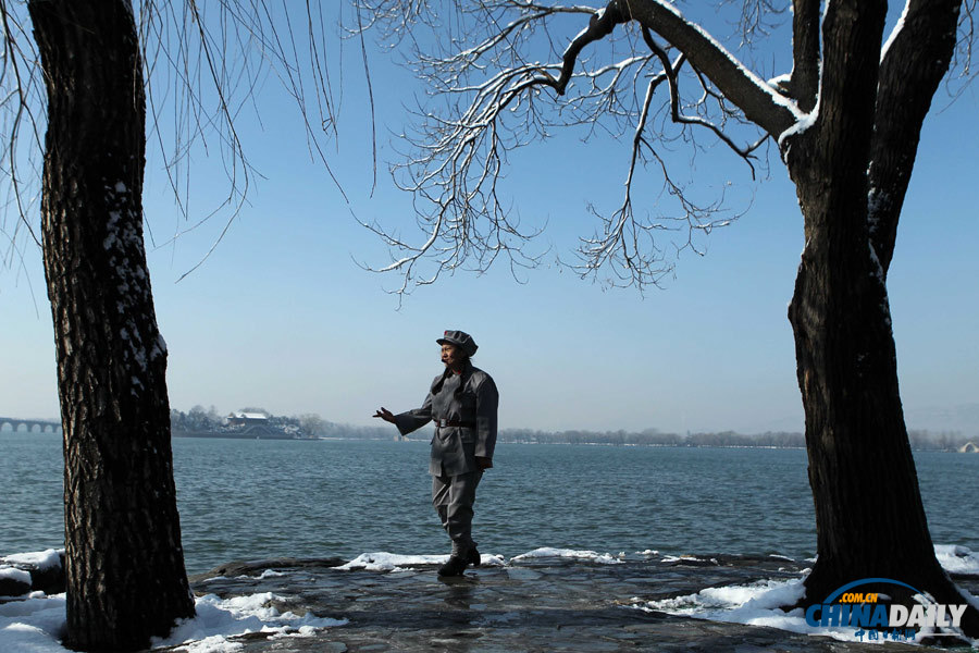 北京春分迎強降雪 頤和園游人“雪戰”