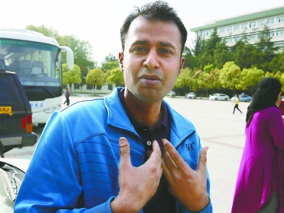 老外街頭救暈倒中國(guó)小伙 奇怪他人只拍照不施救