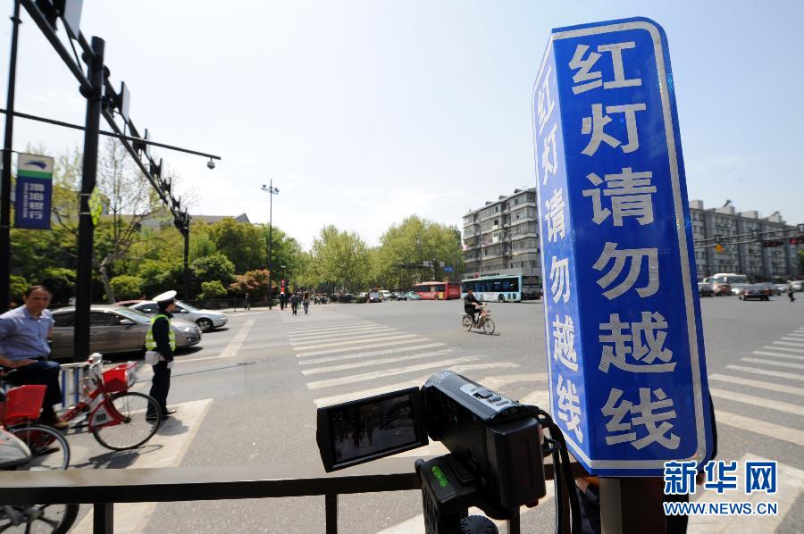 杭州新招治“中國式過馬路” 路邊擺屏幕“現(xiàn)場直播”