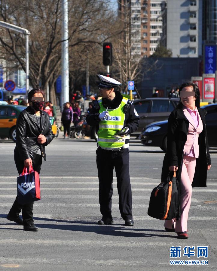 杭州新招治“中國式過馬路” 路邊擺屏幕“現場直播”