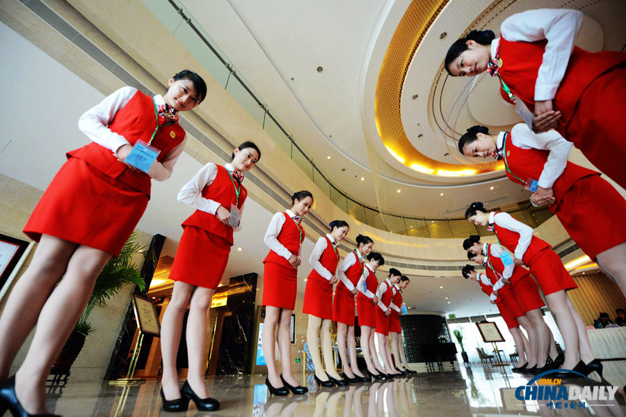 “90后”準空姐迎接2013國際盆栽大會