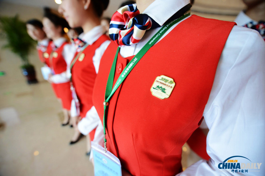 “90后”準(zhǔn)空姐迎接2013國(guó)際盆栽大會(huì)