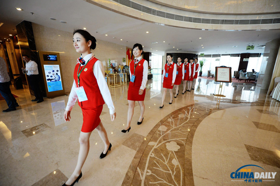 “90后”準(zhǔn)空姐迎接2013國(guó)際盆栽大會(huì)