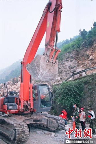 陳光標租13臺大型機械趕赴四川雅安地震災區