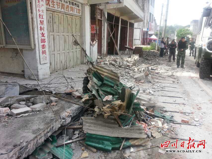 蘆山縣地震現場直擊：房倒屋塌[組圖]