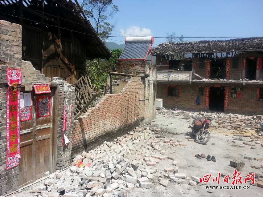 蘆山縣地震現(xiàn)場直擊：房倒屋塌[組圖]