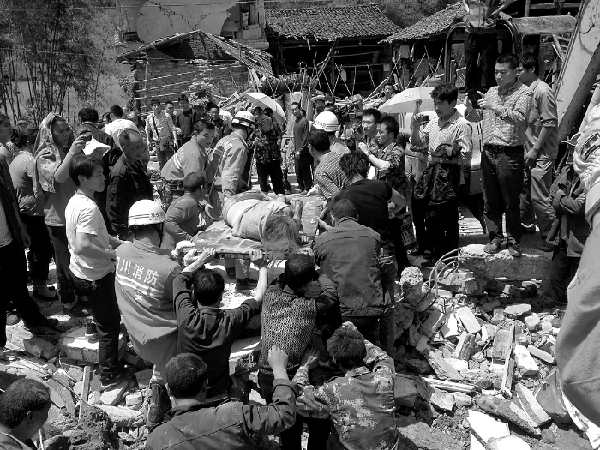 感人瞬間:孩子走了 母親還保持懷抱的姿勢(圖)