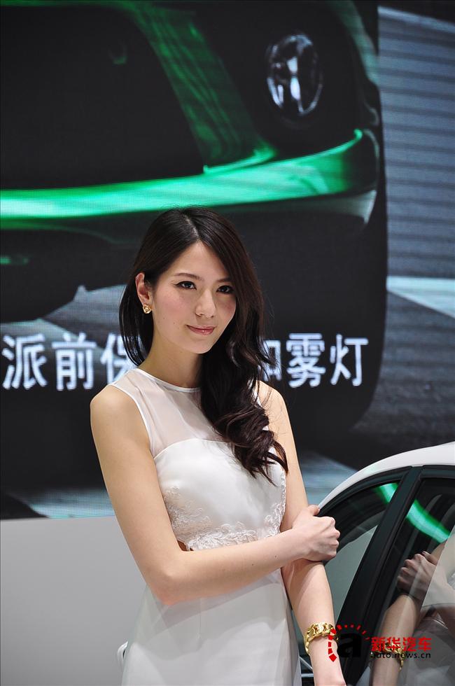2013上海車展女模特再掀高潮 配角入戲反當(dāng)主角（圖）