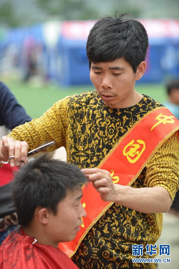 生活在繼續 別樣的震區理發店