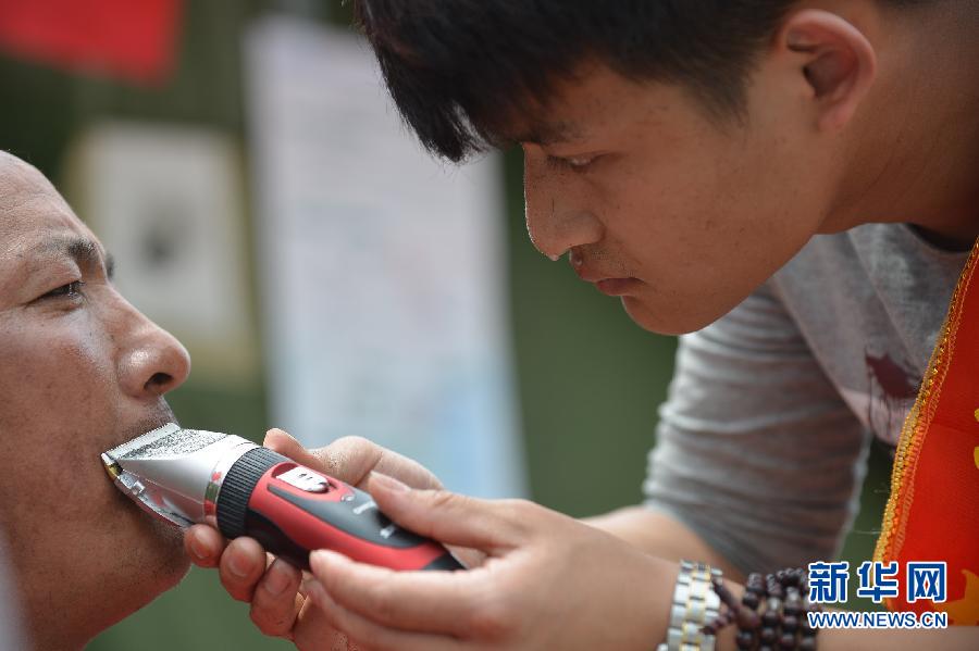 生活在繼續 別樣的震區理發店