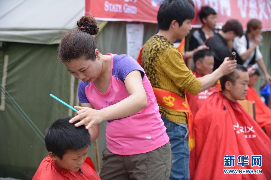 生活在繼續 別樣的震區理發店