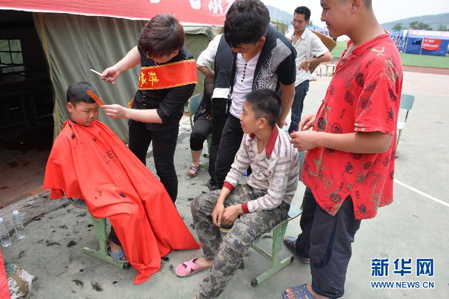 生活在繼續 別樣的震區理發店