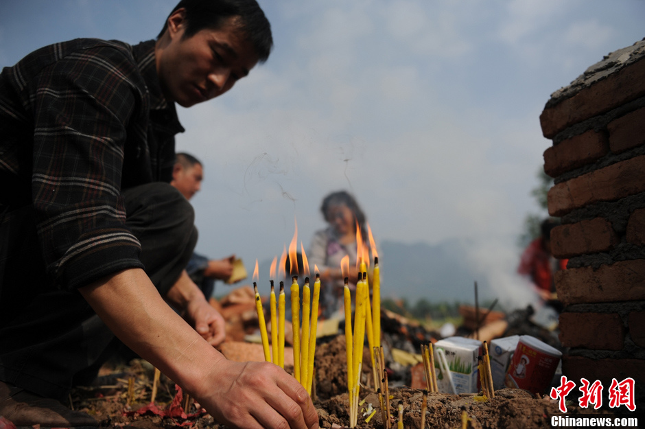 蘆山地震七日祭:幸存孩子是母親唯一的希望