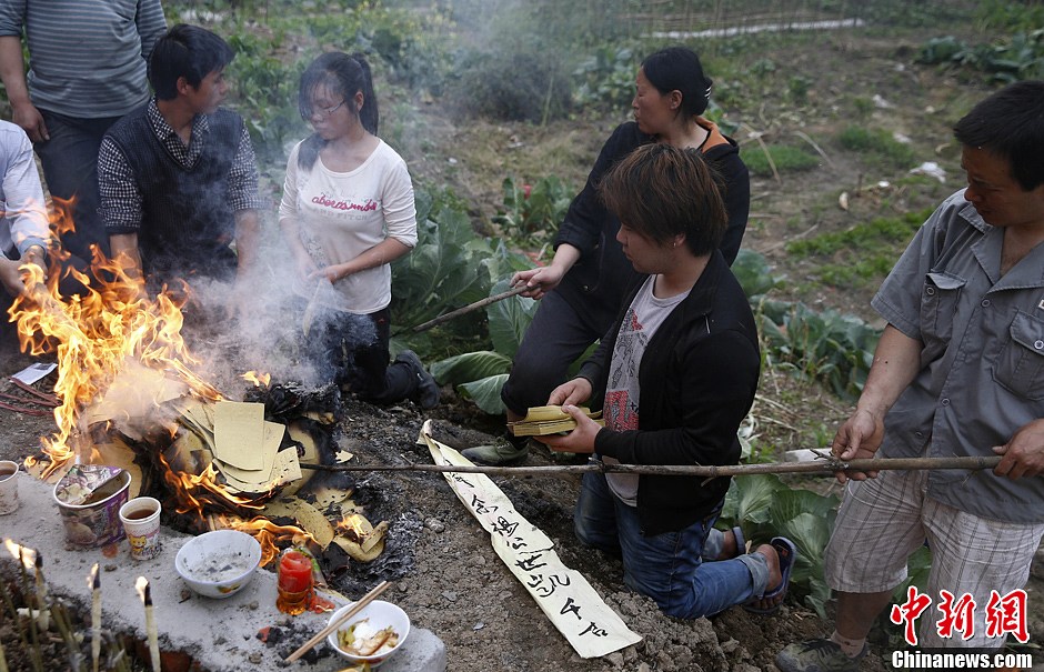 蘆山地震七日祭:幸存孩子是母親唯一的希望