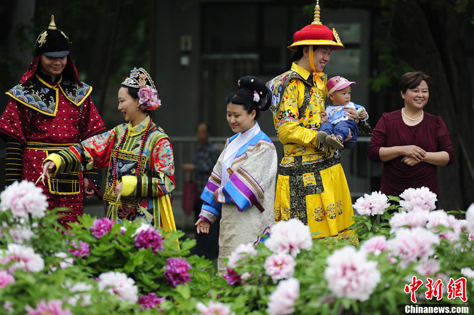 “皇上”攜“甄嬛”陪游客圓明園賞花(圖)