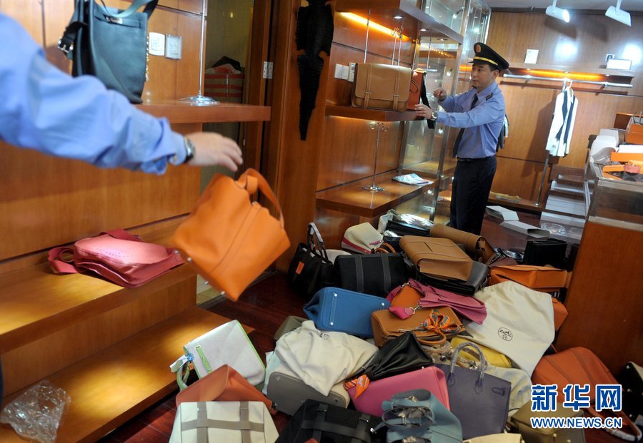 北京一民房?jī)?nèi)查出價(jià)值1300萬元假名牌