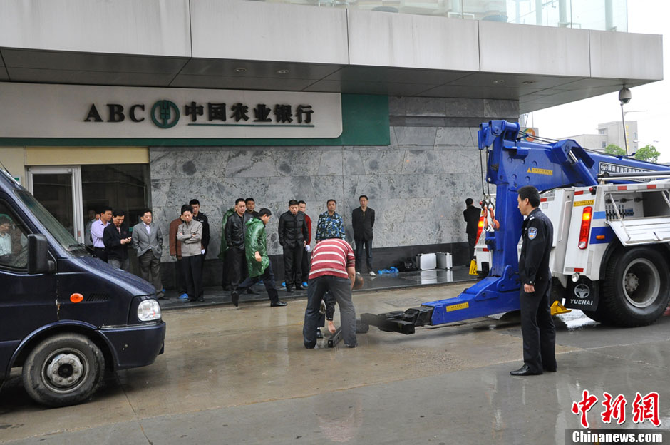 江蘇一運鈔車押運員車內(nèi)開槍自殺身亡 原因尚不明