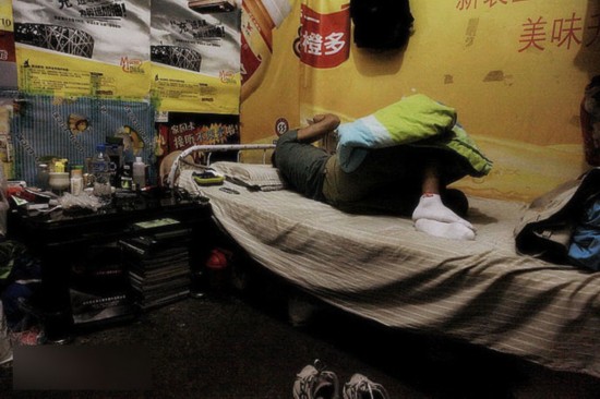 慘！北漂族地下室生活