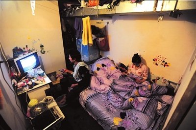 慘！北漂族地下室生活