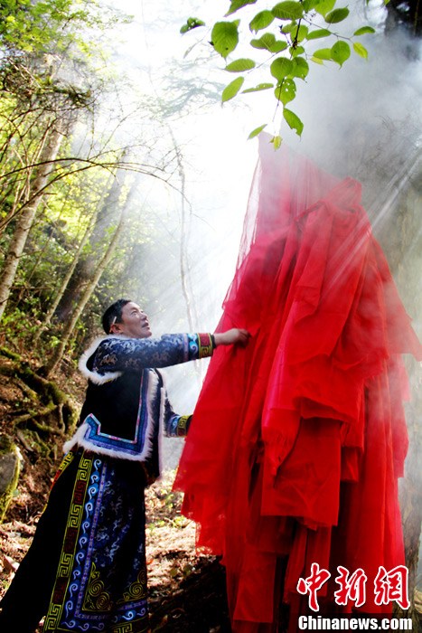 四川茂縣羌族感恩節 民眾齊聚祭祀太陽神